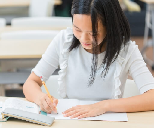 勉強する中学生