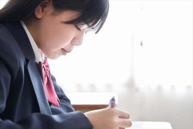 勉強している中学生