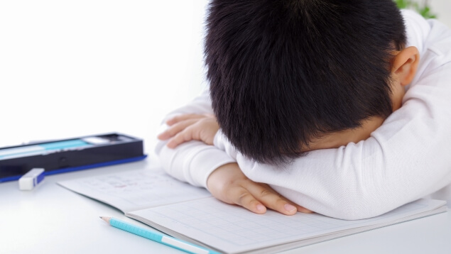 勉強が出来なくて伏せている子
