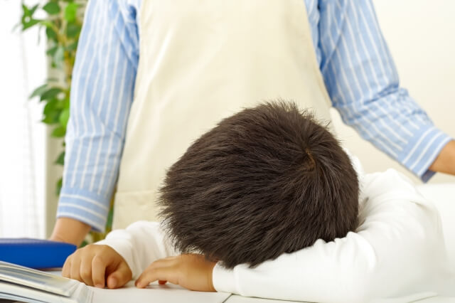 勉強につまづく子に寄り添う母
