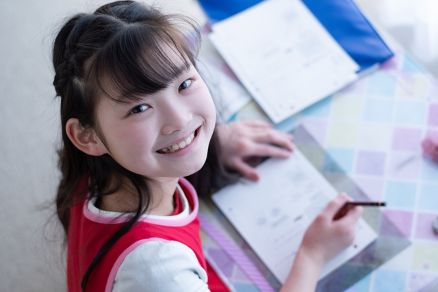 楽しく勉強する女の子